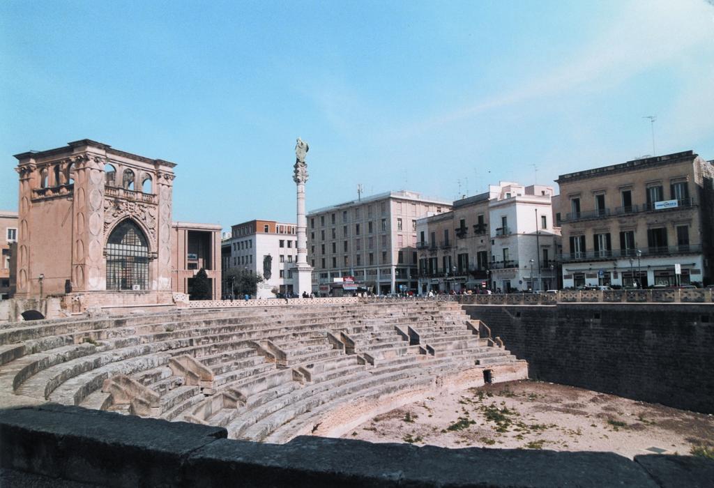 B&B Manzoni Lecce Bagian luar foto